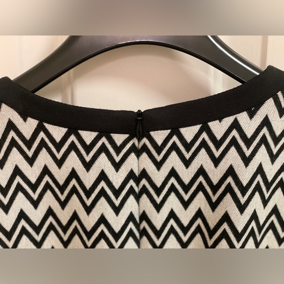 Sleeveless Dress, Chevron Sheila β By Trina Turk, Size Medium - Picture 12 of 15